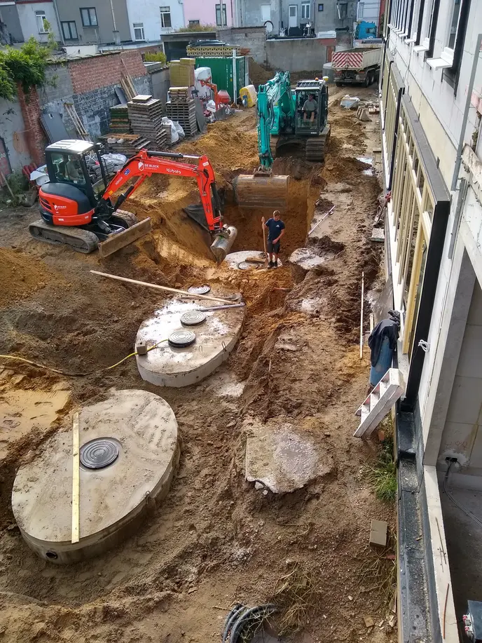 Foto van het plaatsen van de betonnen putten